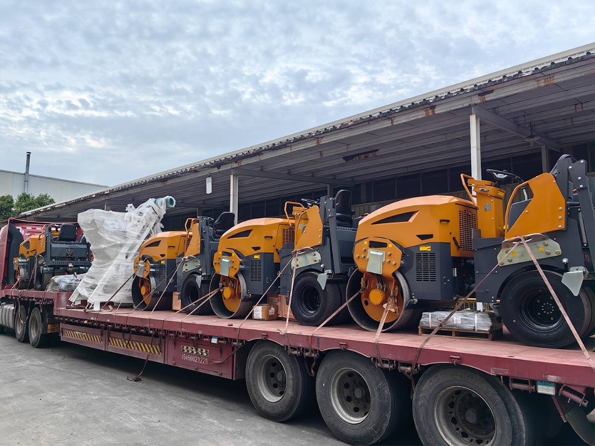 發(fā)往俄羅斯圣彼得堡20臺思拓瑞克雙鋼輪、鋼膠壓路機裝柜進行時···