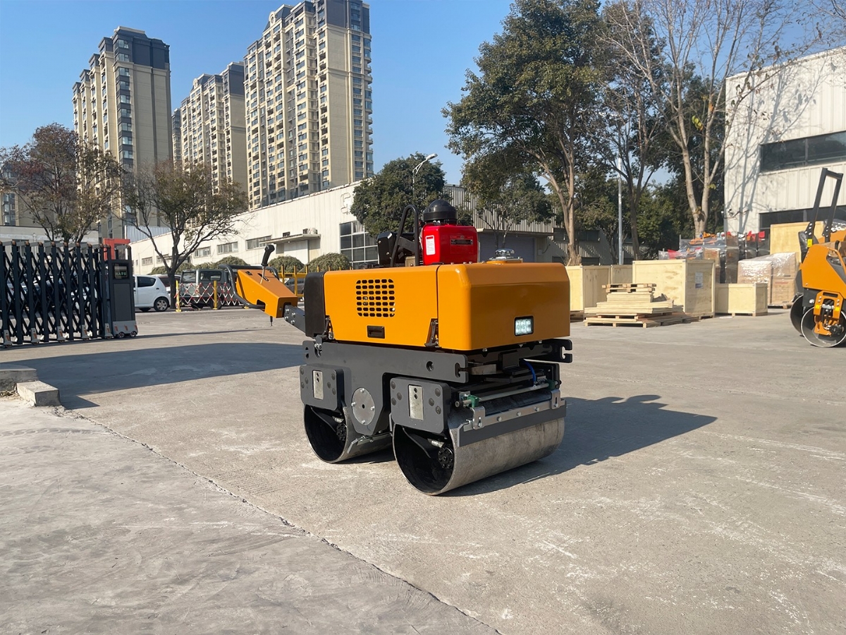 小型壓路機全液壓和機械傳動的技術對比